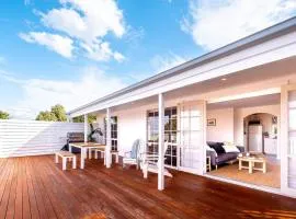 The Shack - Sunny Beach House Sweeping Water Views