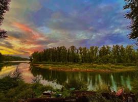 Blue Heron Sanctuary & Serene, river-front cottage、West Linnのビーチ・ホテル