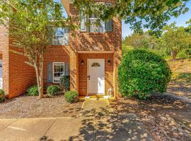 Tranquil Townhome, holiday home in Auburn