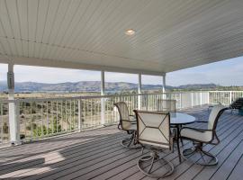 Spacious Canyon Ferry Lake House with Bar and Views!, hotel di Helena