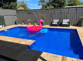 Spacious 3Bd n Pool family holiday home TF2223, casa de férias em Frankston