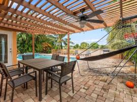 Modern spacious house with private pool and lake view, cabana o cottage a Fort Lauderdale