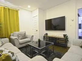 Downtown Prestige: Parking, King Bed, Sleeps 6