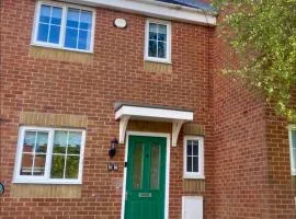 Oakley House - Spacious 3 Bedroom, Garden and Parking