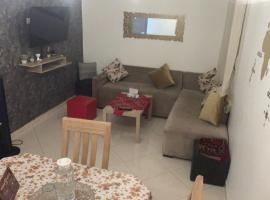 Superbe appartement au rez-de-chaussée avec clim mobile,parking et wifi gratuit, hotel near Morocco Mall, Casablanca