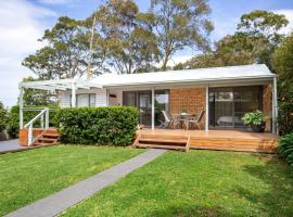 Magnolia Cottage - Pet Friendly - 5 Mins Drive to Hyams Beach, hotel in Erowal Bay