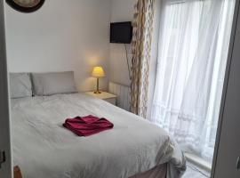 Deluxe Single room only for one adult, hotel en Northolt