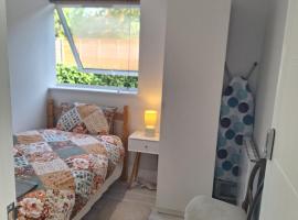 Budget Single room only for one adult, hotel with parking in Northolt