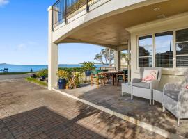 Beachfront Beauty, hotel di Whangaparaoa