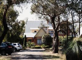 Homestead Loft- Private retreat, amongst the gums with woodfire and spa bath, hotel cu parcare din Wallington