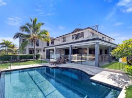 YALLA24-Luxury Resort Style Home, hotelli kohteessa Mooloolaba