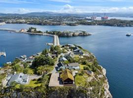 beautiful villa with seaview and sunny，Askøy的有停車位的飯店