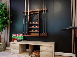 Elegant Retreat w/ Game room in Heart of OC, hotel em Midway City