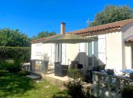 Charmante Maison au pied du Luberon, hotel i Cheval-Blanc