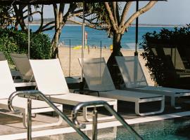 71 Hastings Street - Beachfront: Noosa Heads şehrinde bir otel