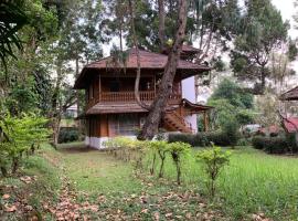 Villa Kayu Puncak by Henny Ariastoeti, casa de campo em Campaka