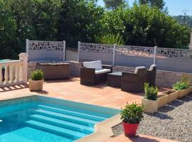 Cosy rez-de-jardin de villa, hotel in Brignoles