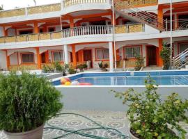 Palm Grove Saud Holiday Complex Hotel, hotel with parking in Burayoc