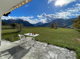 Quiet house with garden and mountain view, Hotel in Lenz