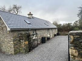 Newly Renovated stone cottage located 2.5 miles from Killarney Town, vila di Teernaboul