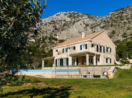 Elegant Brac Villa 4 Bedrooms Villa Beachfront Oasis Stunning Sea Views and Walking Distance to Beach Murvica, viešbutis mieste Murvica