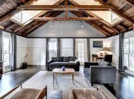 Modern Farm house in heart of the City- Sleeps 12