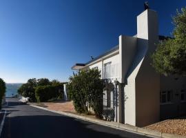 Die Brandhuis Sleeps 4, One minute walk to the Beach!, hótel í Gordonʼs Bay