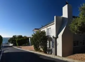 Die Brandhuis Sleeps 4, One minute walk to the Beach!