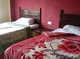 Hotel Holidays Inn - A Family Running Guest House, svečių namai mieste Meghauli