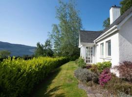 Loch Ness Cottages, hotel com estacionamento em Brackla