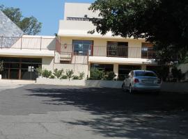 Pyramids Motel, hotel with parking in Van Reenen