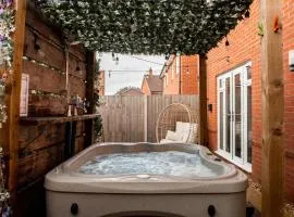 Spacious & Stylish 4-Bed House with Hot Tub in Prime Location