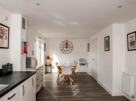 Spacious & Stylish 4-Bed House with Hot Tub in Prime Location, hotel u gradu Sauthempton