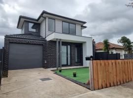 Rosie Townhouse - Modern home in Sunshine, hotel v destinaci Albion