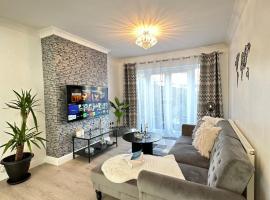 Luxurious family home in West Midlands, hotel near Frankley Services M5, Northfield