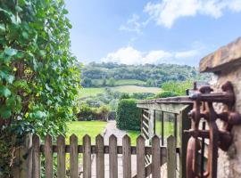 Gorgeous Cotswold 3 storey cottage, hótel í Stroud