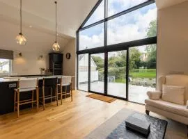 Golwg y Lan - A stunning home for 10 with sea views