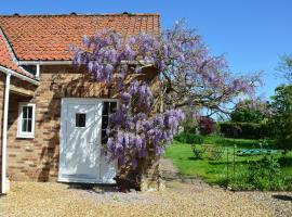 Wisteria Cottage, holiday home in Gayton