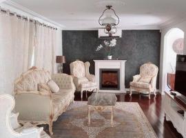 4 BR House - Walk to Station & Nepean Hospital، فندق رخيص في Kingswood