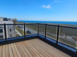 Lakehouse with Rooftop View, hotelli kohteessa Bowmanville