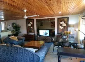 Douglasdale 3 Queen Double Beds Loft - 2nd Bedroom own entrance kitchenette & bathroom- Parking - Serviced - Wood & Gas Braais - Pool & Lapa - Ultra Hi Speed WiFi with DSTV & Movie Streaming - Full office backup - in room iMac & iPad - Printer & Copier