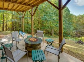 Cozy North Carolina Cabin - Deck, Grill and Fire Pit, villa i Bostic