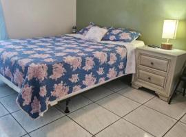 Room#3 in shared home, hotel in Kissimmee