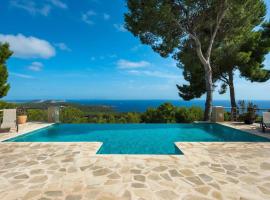 amazing villa, Hotel in Es Cubells