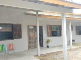 Casa com Wi-fi, pertinho do Mar!, vikendica u gradu 'Matinhos'