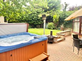 Viesnīca Hot Tub, 5 beds Detached, Private Driveway, Garden, M1 5mins Northemptonā
