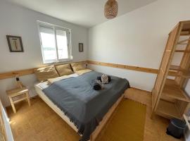 Algarve Surf House, hotel di Raposeira