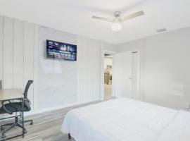 Spacious and luxurious home centrally located between Miami and Ft. Lauderdale, hotel with parking in Miramar