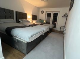 Cozy cottage, hotel with parking in Almondbury