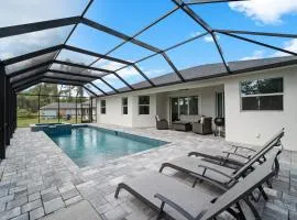 Modern Heated Pool Home Close To Downtown Shopping